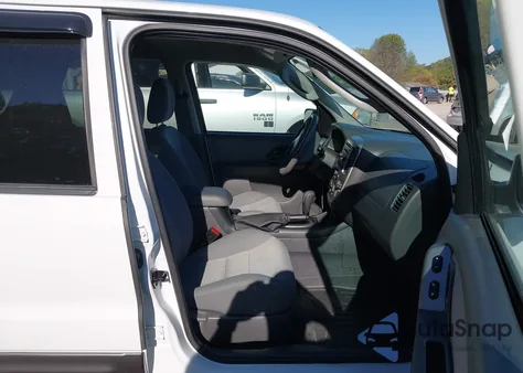 2005 Ford Escape Xlt z USA, uszkodzony, nr VIN 1FMYU93195KB02310